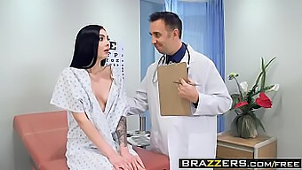 Marley Brinx A Keiran Leed V Horkém Lékařském Vyšetření A Lízání