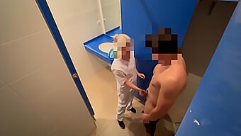 Une Vraie Gymnaste Aide Un Mec À Finir Dans Les Toilettes Publiques