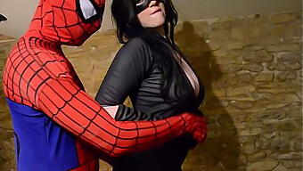 Curvy Catwoman Se Încurcă Cu Pânza Lui Spider-Man Într-O Sesiune De Cosplay Sălbatică