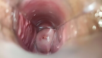 Intense Close-Up Van Vaginaal Orgasme Met Behulp Van Speculum