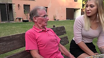 Il Cazzo Grosso Del Nonno Penetra Il Culo Stretto Della Bionda In Hd.