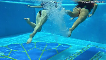 Diana Rius Et Sheril Blossom, Deux Superbes Latinas, S'Engagent Dans Une Rencontre Lesbienne Passionnée Sous L'Eau, Mettant En Valeur Leur Beauté Naturelle Et Leur Sensualité Dans Une Piscine Publique.