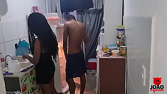 ¡pareja Interracial Disfruta De Sexo Caliente En La Cocina Con Orgasmos Inspirados En El Fuego!