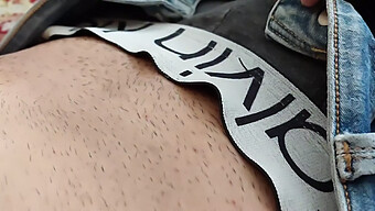 תחת וציצים גדולים מתנגשים בסרטון Pov של בוקרת חמה