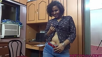 Aroused Indian Maid Without Underwear Reaches Female Orgasm