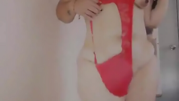 Une Fille Solo En Lingerie Taquine Avec Un Jouet Sexuel Et Ses Gros Seins Naturels