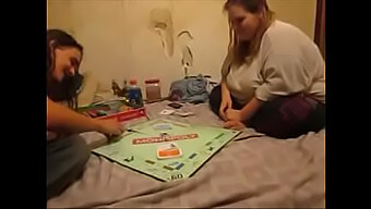 Tienerbabe Krijgt Een Creampie Na Het Verliezen Van Een Spelletje Monopoly