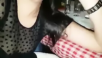 Brunette Eropa Menikmati Merokok Sambil Dientot