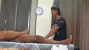 Massagem Com Final Feliz Em Um Vídeo De Câmera Escondido.