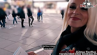 O Femeie Germană În Vârstă Flirtează Deschis În Public Pentru Show-Ul De Întâlniri Erocom Din Berlin