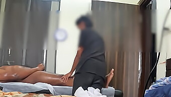 Heimlich Aufgenommene Massage-Session Mit Einem Frechen Kunden