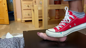 Немско Момиче Доминира В Маратонки Converse И Хвърляне На Топки