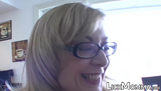 Nina Hartley, Une Lesbienne Mature, Fait Plaisir À La Chatte D'Une Jeune Belle-Fille