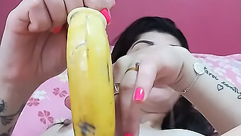 Gadis Latina Memuaskan Dirinya Sendiri Dengan Pisang.