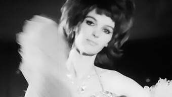 Cabaret Britanic De Striptease Din Anii '60: O Performanță Nostalgică