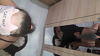 Een Jonge Schoonheid Krijgt Melk Op Haar Grote Natuurlijke Tieten Terwijl Zij En Haar Minnaar Door Haar Man Op Camera Worden Betrapt.