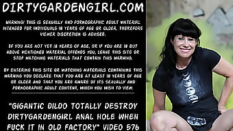 O Buraco Anal De Dirtygardengirl É Severamente Esticado Por Um Enorme Dildo Durante Uma Viagem Pública