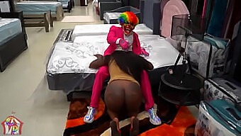 Vendedor Afroamericano De Muebles Tiene Sexo Con Un Cliente En La Tienda