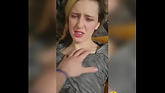 Junges Girl Gibt Ihrem Älteren Bruder Den Ersten Blowjob Am Großen Penis