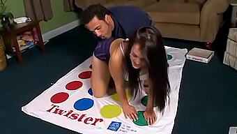 Yaz Élvezi A Twister Játékot, Miközben Meztelenül Van