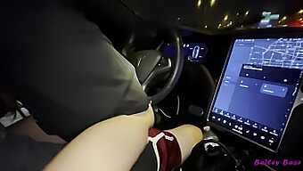 Bailey Base Et Son Jeune Partenaire Attrayant S'Engagent Dans Des Activités Intimes À L'Intérieur D'Une Tesla Lors D'Un Rendez-Vous Tinder, Capturé Dans Une Vidéo Haute Définition.