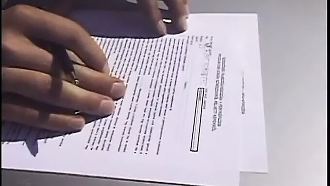 Um Homem Afortunado Desfruta De Um Ménage À Trois Com Uma Mulher E Outro Homem, Incluindo Sexo Anal E Estimulação Oral.