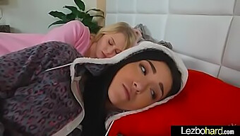 Encontro Quente Entre Duas Lésbicas Adolescentes Deslumbrantes, Lily Rader E Kiley Jay