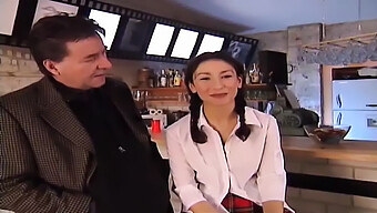 Tesna Muca Sibel Kekilli Prevzame Središče Pozornosti V Retro Klasični Akciji