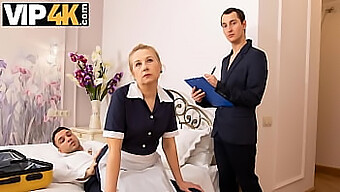 Schau Zu, Wie Eine Reife Blonde Magd In Uniform Einem Hotelzimmerservice Eine Heiße Überraschung Gibt