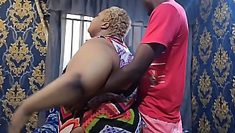 Une Beauté Africaine Aux Gros Seins Se Satisfait Avec Son Gros Cul Et Sa Grosse Bite