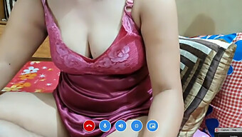 Wanita Tua Memperlihatkan Asetnya Di Webcam