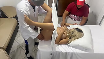 Esposa Madura Recibe Una Revisión Y Disfruta Del Toque Atento Del Médico En Un Video Caliente De Ntr