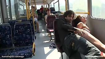 Evropští Exhibicionisté Mají Sex Venku V Městském Autobuse