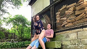 Casal De Redneck Se Envolve Em Sexo Na Fazenda Em Um Monte De Feno