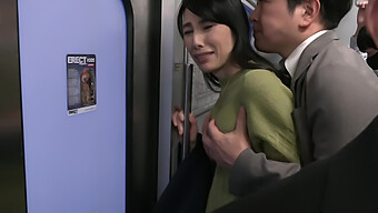 Asiatische Milf In Öffentlicher Bahn Gedemütigt