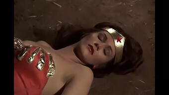 Scène Sensuelle Mettant En Vedette Lynda Carter Dans Wonder Woman