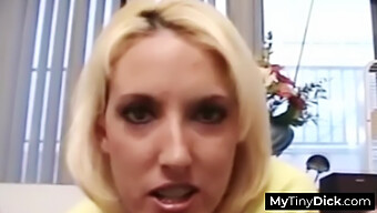 Seksi Blondinka Daje Oralni Seks Moškemu Z Majhnim Penisom V Tem Videu Na Temo Bdsm