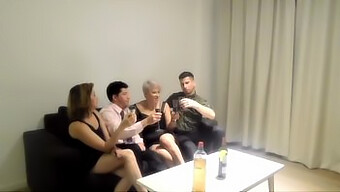 O Petrecere De Sex În Grup Cu O Milf Și Doi Bărbați Necunoscuți La Un Bar