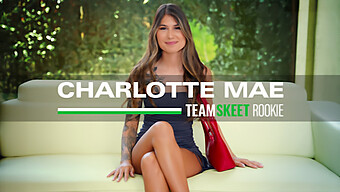 Charlotte Mae ปรากฏตัวครั้งแรกของเธอด้วยใบหน้าที่ยุ่งเหยิง