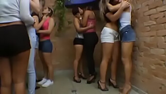 Chicas Lesbianas Se Lamen Y Se Besan En Una Caliente Orgía