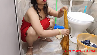 Những Động Tác Quyến Rũ Của Dì Bhabhi Trong Khi Giặt Đồ Dẫn Đến Một Buổi Tình Dục Nóng Bỏng