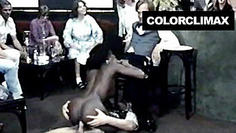 La Discoteca Inusual Lleva A La Lujuria Interracial Y El Placer Oral