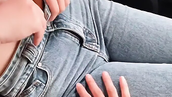 Sinnlich Sabahan Girl Indulges In Romantic Finger Play And Kissing In Car