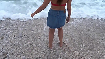 La Rencontre Hardcore D'Une Adolescente Brune Avec Un Inconnu De La Plage