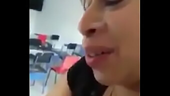 Seorang Guru Latina Memberikan Blowjob Yang Murah Hati Di Dalam Kelas