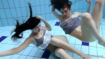 Rencontre Publique À La Piscine De Deux Superbes Femmes Tchèques