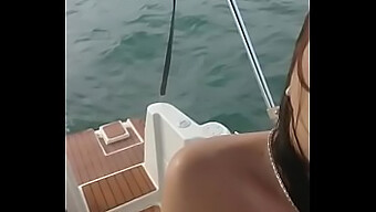 Passeio Quente De Barco Se Transforma Em Um Encontro Sexual Selvagem